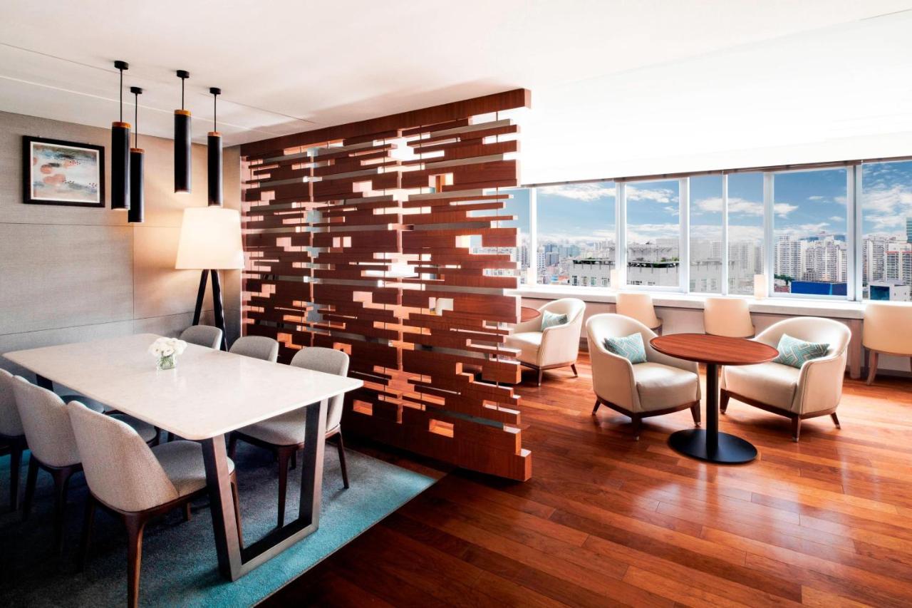 Готель Courtyard By Marriott Seoul Times Square Екстер'єр фото