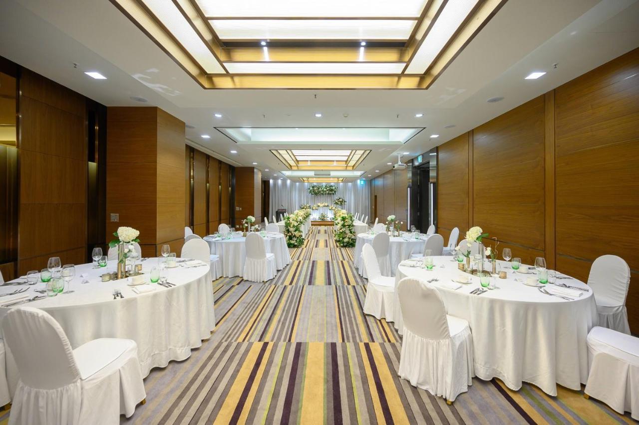 Готель Courtyard By Marriott Seoul Times Square Екстер'єр фото