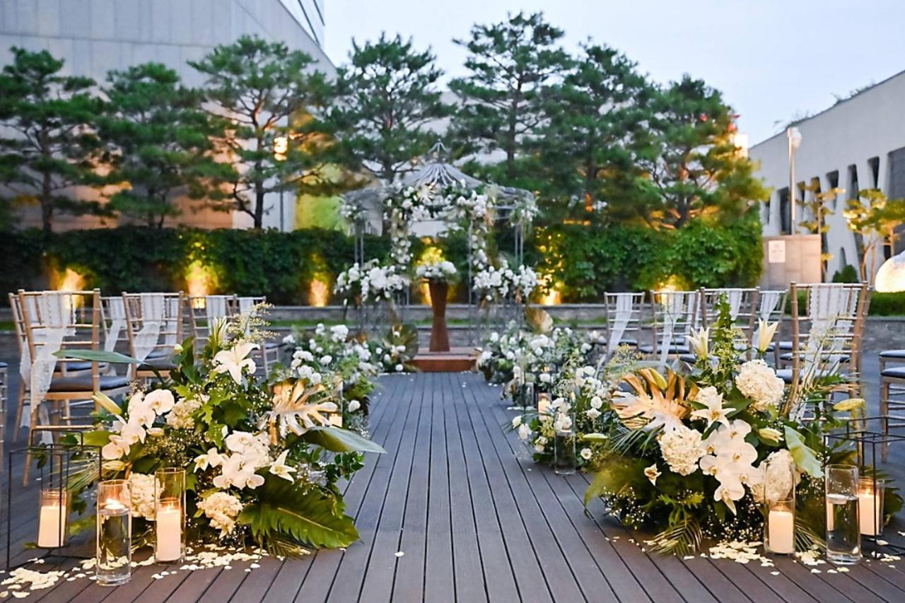 Готель Courtyard By Marriott Seoul Times Square Екстер'єр фото