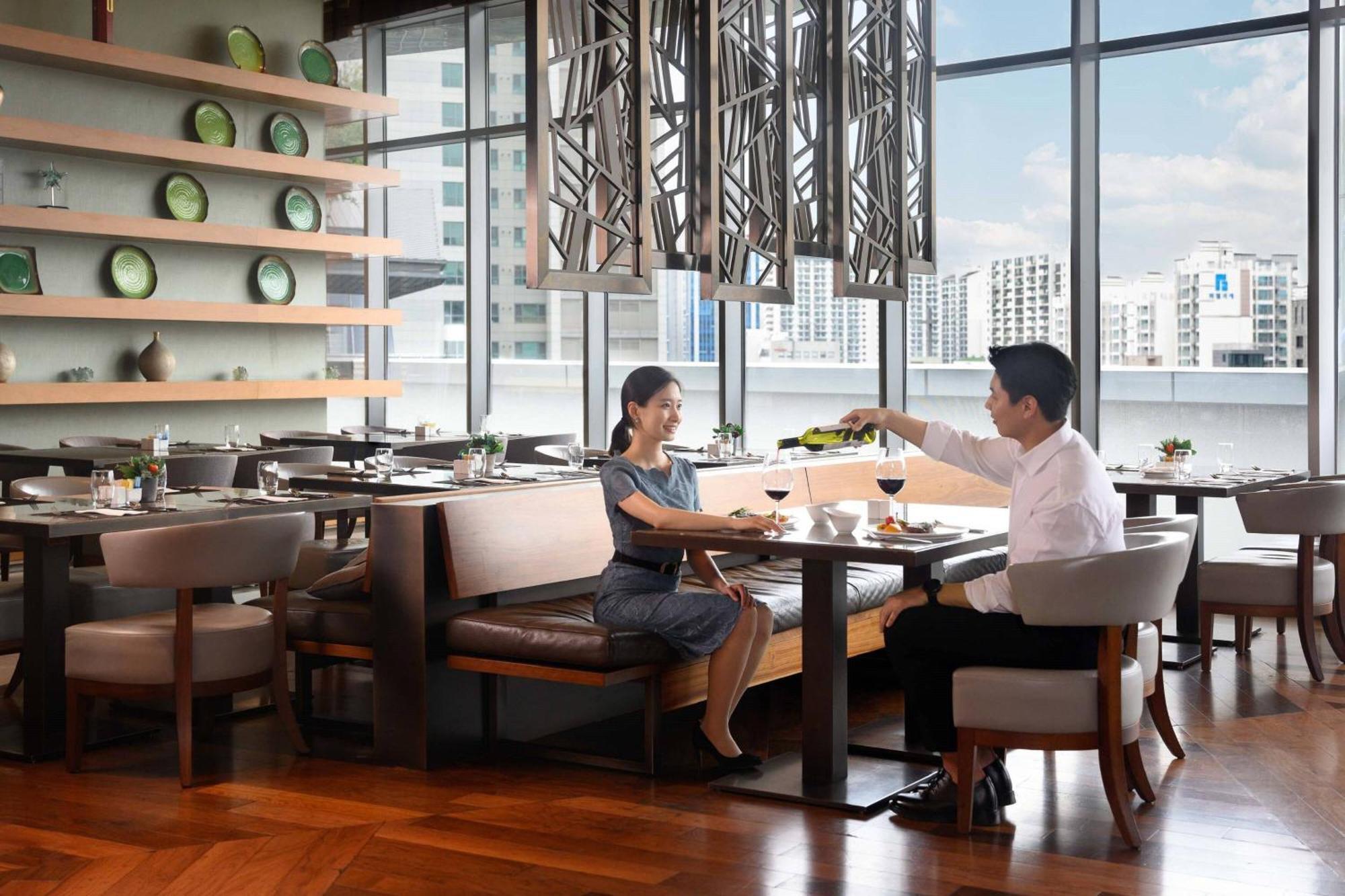Готель Courtyard By Marriott Seoul Times Square Екстер'єр фото