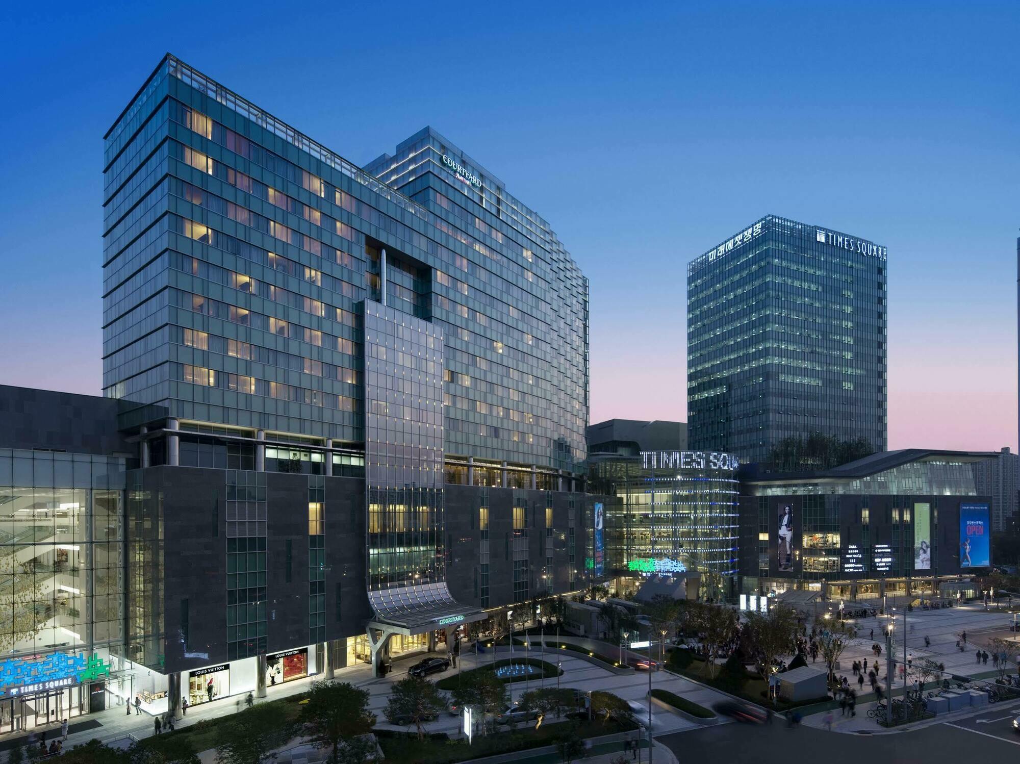 Готель Courtyard By Marriott Seoul Times Square Екстер'єр фото